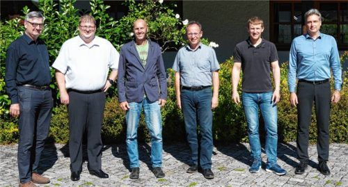Den Startschuss für die Kommunale Wärmeplanung in Frasdorf gaben (von links) Klaus Gottschalk (netCAD-Service), Projektleiter Alexander Siebold (DME), Olaf Hoffmeyer (Bauamtsleiter der Gemeinde Frasdorf), Frasdorfs Bürgermeister Daniel Mair, Gemeinde-Geschäftsleiter Andreas Oppacher und der stellvertretende Projektleiter Stephan Kittke (DME). Foto Gemeinde Frasdorf