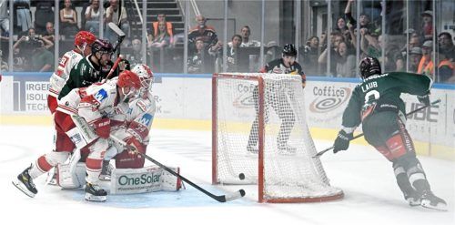 Der Ausgleich für die Starbulls: Lukas Laub hat hier das 3:3 erzielt.Foto Hans-Jürgen Ziegler