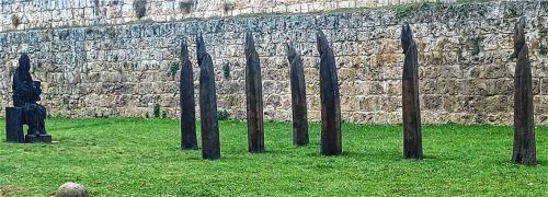 Der „Einzug der Bischöfe“ von Andreas Kuhnlein im dritten Vorhof der Burganlage in Burghausen. Foto Giesen