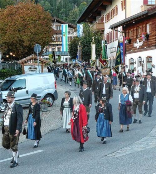 Der Festzug des Jubelvereins zog gemeinsam mit benachbarten Schützengesellschaften und Reit im Winkler Ortsvereinen zum Festsaal. Vorneweg marschierte die Musikkapelle Reit im Winkl. Fotos Hauser