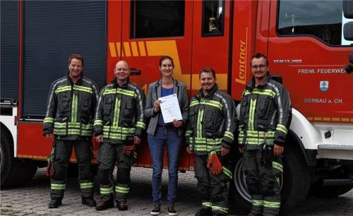 Der Förderbescheid ist da! Bürgermeisterin Irene Biebl-Daiber (Mitte) präsentiert das Schreiben den Feuerwehrleuten: (von links) Zweiter Kommandant Matthias Stephan, Kommandant Stefan Huber, Vorsitzender Felix Reim und Zweiter Vorsitzender Thomas Riedel. Foto Gemeinde Bernau