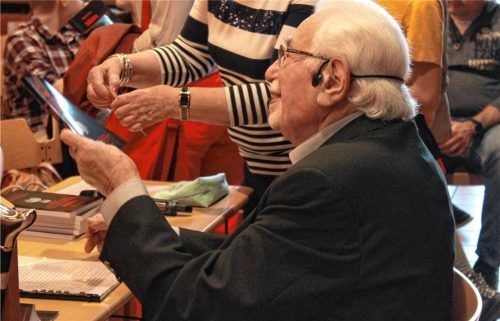 Der Holocaust-Überlebende Shlomo Graber beim Signieren seiner Autobiografie „Schlajme“ im Ignaz-Günther-Gymnasium. Foto Rossteuscher