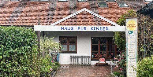Der Kindergarten „Haus für Kinder St. Margaretha“ in Frasdorf ist in die Jahre gekommen. Es stehen dringende Renovierungsarbeiten an. Foto Kirchner