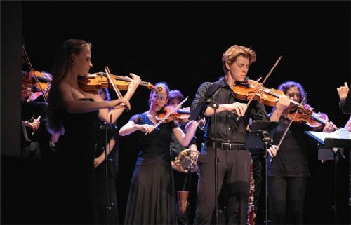 Der Kolbermoorer Bratscher Marinus Kreidt mit einem Solo-Auftritt auf dem Original-Instrument.Foto Scherbaum