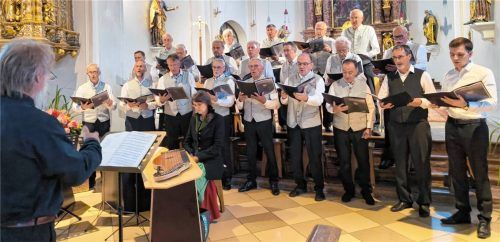 Der Männerchor Aschau trat bei „Musik für die Seele“ unter der Leitung von Rupert Schäffer auf. Foto Zitzelsberger