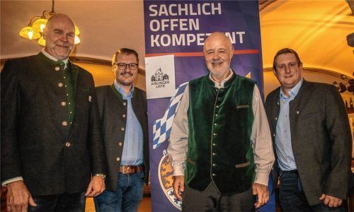 Der neue Bürgermeisterkandidat der Bayernpartei/Aiblinger Liste, Florian Weber (Dritter von links), umrahmt von (von links) Robert Böhnlein, Helmut Freund und dem Ortsvorsitzenden Florian Berghofer. Foto stache