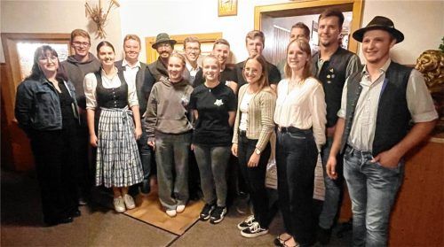 Der neue Vorstand: (vordere Reihe, von links) Antonia Kollmannsberger, Amelie Obermüller, Julia Orthofer, Sarah Wehringer, Sandra Linner, Johanna Kollmannsberger und Maximilian Kollmannsberger sowie (hintere Reihe, von links) Maximilian Pfliegl, Benedikt Ammer, Christoph Obermeier, Severin Wappmannsberger, Sebastian Thalacker, Leonhard Kollmannsberger, Benno Grabmeier und Matthias Willmann. Foto  Hötzelsperger