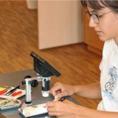 Jugendliche schicken Ballon in Stratosphäre