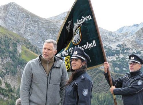 Der Präsident der Generalzolldirektion, Dr. Armin Rolfink, vor der malerischen Kulisse auf dem Pfaffenkegel.

Foto Presse HZA Rosenheim