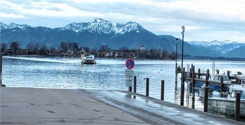 Der Rat der Gemeinde Chiemsee hat entschieden, dass Zweitwohnungsbesitzer auf der Fraueninsel künftig spezielle Parkberechtigungen für Gstadt erhalten und die Steganlagen zeitlich begrenzt nutzen dürfen. Foto dachs