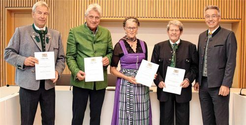 Der Rosenheimer Landrat Otto Lederer (rechts) überreichte die Kommunale Verdienstmedaille in Bronze an (von links) Bernhard Hainz, Bernd Fessler, Marianne Steindlmüller und Helmut Freund. Foto Landratsamt Rosenheim