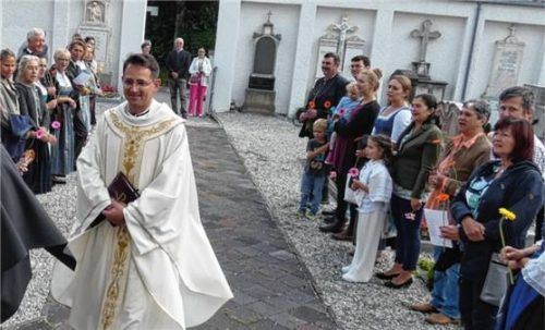 Der scheidende Pfarrer und Leiter des Pfarrverbandes Heiliger Franz von Assisi, Pater Vasile Dior, beim Einzug in die Pfarrkirche St. Maximilian Grabenstätt. Foto  mÜLLER