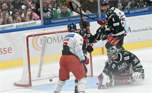 Der Siegtreffer: Emil Quaas (nicht im Bild) bringt die Scheibe im Tor unter.Foto Ziegler