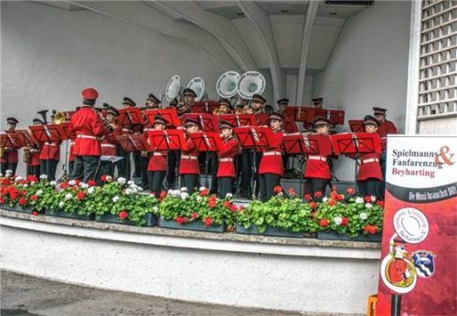 Der Spielmannszug spielte auf der Bühne des Brunnenhofs ein tolles Konzert. Foto stache