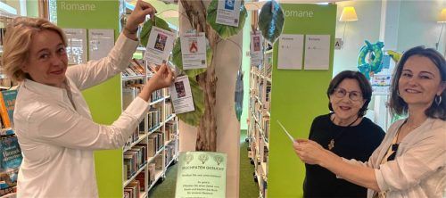 Der Wunschbaum soll helfen, das Angebot der Stadtbücherei attraktiv zu halten. Darauf hoffen (von links) Bücherei-Mitarbeiterin Brigitte Paul, Fördervereinsvorsitzende Heidi Benda und Büchereileiterin Gabriele Huber.Foto  Kotter