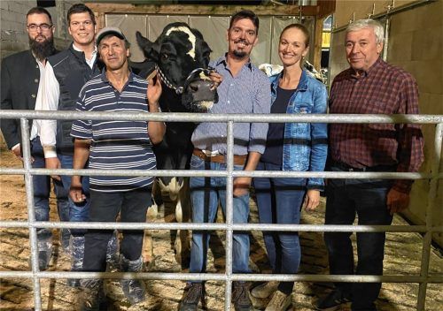 Die 100000-Liter-Kuh mit (von links) ProRind-Berater Bonaventura Lohner, Zuchtleiter Matthias Wiedemann, Thomas Müller, Blasius Guttmann junior mit seiner Ehefrau Isabelle und Blasius Guttmann senior. Foto Schubert