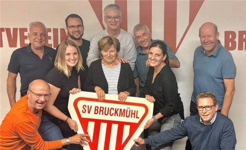 Die alte und neue Kommandobrücke des SV Bruckmühl: (von links) Torsten Neuwirth, Bernhard Axmann, Susi Kunze, Michael Lindner, Christa Aumann, SVB-Chef Bernhard Gleissner mit Miriam Beslmüller sowie Hannes Dörnberger und Stefan Brence. Foto panzer