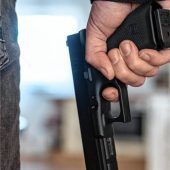 Opfer Pistolenlauf in Mund gesteckt