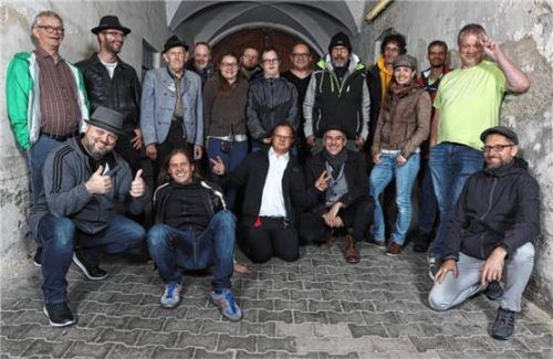 Die Attler Bunte Mischung sorgt für die Musik.Foto re