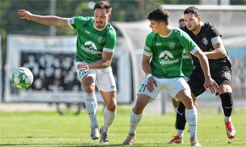 Die beiden Siegsdorfer Mateusz Galanek und Maximilian Reiter sind hier vor Ebersbergs Maximilian Volk (rechts) am Ball.Foto Hans Weitz