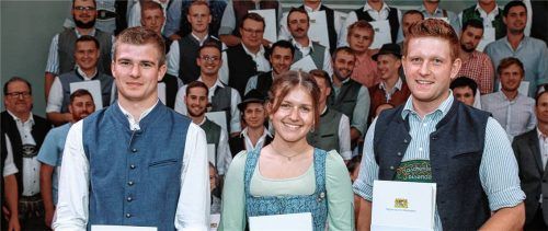 Die besten Prüfungen als Landwirte und Landwirtinnen legten Sebastian Nickel (1,24) und Verena Winkler (1,51) aus Trostberg sowie Philipp Hocheder (1,57) aus Teisendorf ab.Fotos Effner