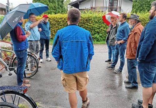 Die CSU Neubeuern besichtigte die umgesetzten Gewässerunterhaltsmaßnahmen am Sailerbach. Foto re