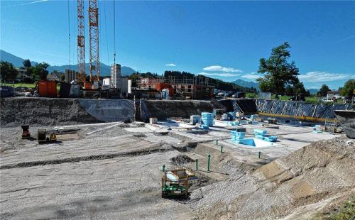 Die Ende März begonnenen Tiefbauarbeiten am Baugebiet „Tüttenseestraße“ am südöstlichen Ortsrand von Grabenstätt schreiten weiter voran. Im westlichen Bereich, wo ein Investor sechs Mehrfamilienhäuser mit 42 Wohnungen für den freien Markt bauen will, wurden auch schon erste Hochbaumaßnahmen begonnen. Foto archiv müller