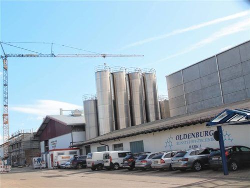 Die Engfeldstraße vor dem Wertstoffhof in Egerer ist seit Monaten gesperrt, weil die kunststoffproduzierende Firma Oldenburg Gebäude umbaut und erweitert. Nun hat das Gremium einer Bebauungsplanänderung des Betriebs zugestimmt. Foto zandl