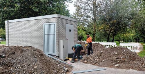 Die erste Glasfaser-Verteilerstation im Achental ist am Parkplatz der Beste Wiese mitten in Übersee aufgestellt worden. Foto Giesen