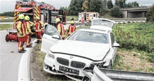 Die Feuerwehren Bad Feilnbach und Au befreiten den eingeklemmten Fahrer aus seinem BMW.Foto Reisner