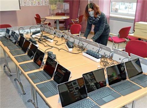 Die Fritz-Schäffer-Schule erhält 40 Tablets. Foto stache