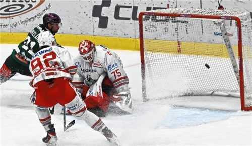 Die Führung für die Starbulls Rosenheim: Ville Järveläinen schließt einen Konter über die Fanghand von Jonas Neffin ab.Foto Hans-Jürgen Ziegler