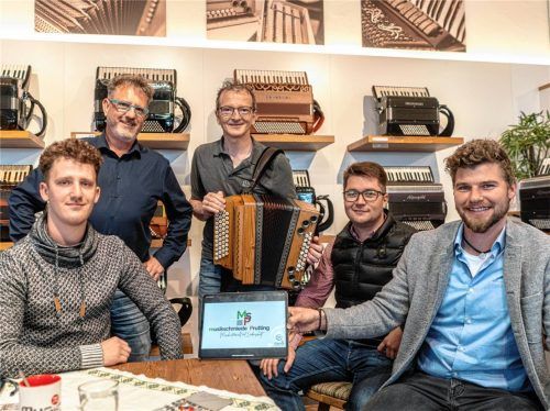 Die fünf, die hinter der Idee der Musikschmiede stehen: (von links) Maximilian Wimmer, Hans Wimmer, Peter Rumberger, Johannes Thusbaß und Florian Hötzelsperger. Foto Thomae