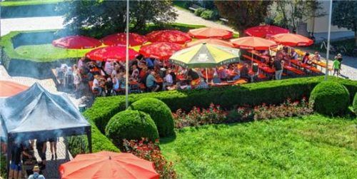 Die Gemeinde Rott hofft wieder auf „Kaiserwetter im Kaiserhof“ – wie beim Seniorenfest 2024. Foto Klemmer