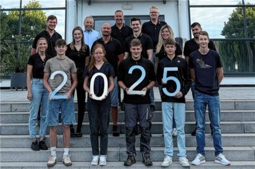 Die Geschäftsleitung und die Ausbilder heißen die neuen Azubis bei stela herzlich willkommen.