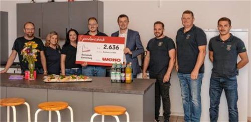 Die Geschäftsleitung von WEKO übergibt symbolisch eine Spendenquittung an die FFW Ramerberg. Foto WEKO