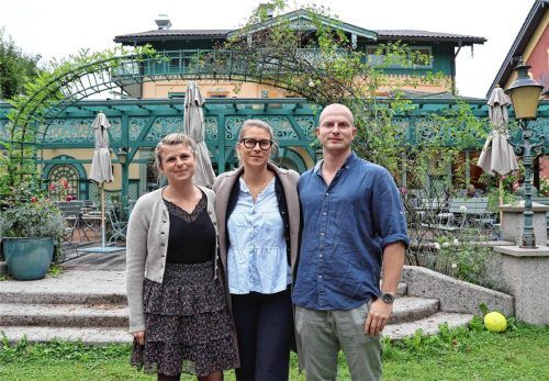 Die Geschwister (von links) Janina Tomschiczek, Lisa Goldbach und Jakob Tomschiczek blicken auf den Neustart ihres neuen Lokals. Foto Bettinger