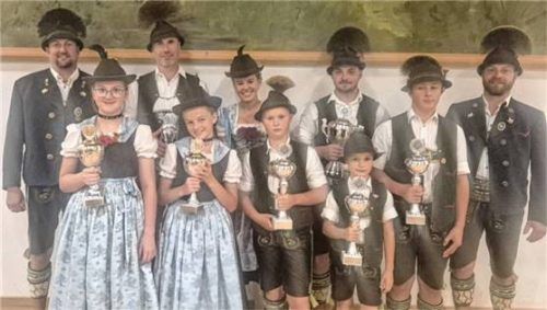 Die Gewinner der Wettkämpfe präsentieren stolz ihre Pokale. Foto Trachtenverein Ratzingerhöh Greimharting