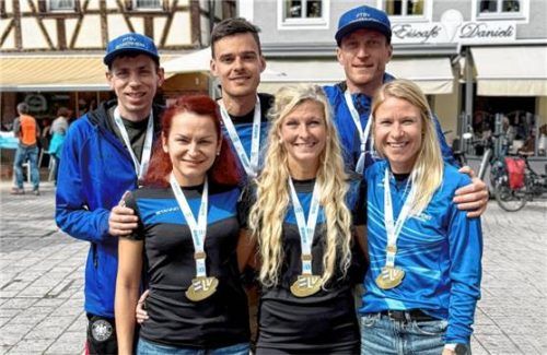 Die Gold-Teams des PTSV Rosenheim: Agnieszka Glomb, Irmi Hobmaier und Amelie Hofbauer (vorne, von links) sowie Michael Eder, Jakob Heindl und Florian Spötzl (hinten, von links).Foto re