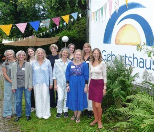 Die Hebammen des „Geburtshaus Rosenheim“ freuen sich gemeinsam mit Mitarbeiterinnen der Verwaltung über das Jubiläum. Foto Schubert