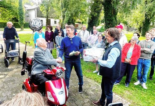 Die Insulaner freuten sich gemeinsam mit Fred Madl über dessen 100. Geburtstag. Auch ein paar Geschenke wurden dem Jubilar überbracht. Foto Hötzelsperger