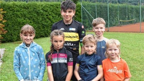 Die jeweiligen Sieger der sechs Klassen freuten sich über ihren Erfolg: (von links) Helene Zieher (U10, SC Bergen), Karlotta Mehringer (U8, RSC Schleching), Daniel Axthammer (U14, RSV Traunstein), Robin Scheck (U10, SC Eisenärzt), Fabian Scheck (U12, SC Eisenärzt), Niko Scheck (U8, SC Eisenärzt). Foto  Wunderlich
