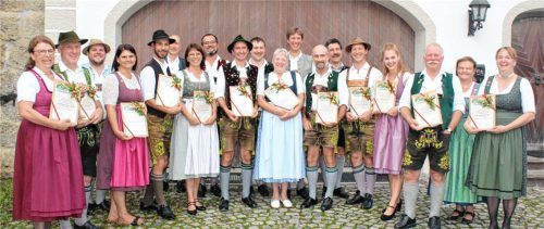 Die Jubilare des Volkstheaters Flintsbach: (vorne, von links) Regina Dettendorfer (40 Jahre), Stefan Obermair (40 Jahre), Wolfgang Obermair (25 Jahre), Manuela Obermair (25 Jahre), Thomas Mayer (25 Jahre), Maria Reile (25 Jahre), Benno Schmid (25 Jahre), Matthias Obermair (25 Jahre), Rita Ruth (25 Jahre), Martin Obermair (50 Jahre) und Marion Bichler (25 Jahre). Es gratulierten (hinten, von links) Spielleiter Martin Obermair, Kassier Thomas Stocker, Zweiter Vorsitzender Florian Wilhelm, Beisitzer Simon Obermair, Vorsitzender Toni Obermair sowie die Beisitzer Bernhard Obermair und Michaela Goldes. Foto steffenhagen