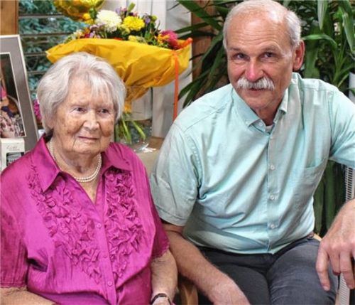 Die Jubilarin Rosa Hermann und Pfarrer Helmut Kraus. Foto Steffenhagen