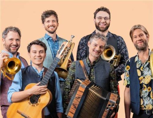 Die Kapelle So&So lässt sich musikalisch nicht festlegen. Jetzt sind die sechs Musiker mit ihrem neuen Programm „Trompetum Mobile“ unterwegs. Foto Weinhaeupl