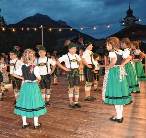 Die Kindergruppe beim Trachtentanz.Foto  Wunderlich .