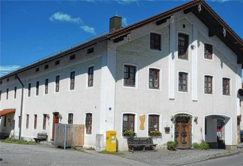 Die kleine Postfiliale am Vogtareuther Kirchplatz hat zum 1. September 2025 überraschend geschlossen. Foto Voggenauer