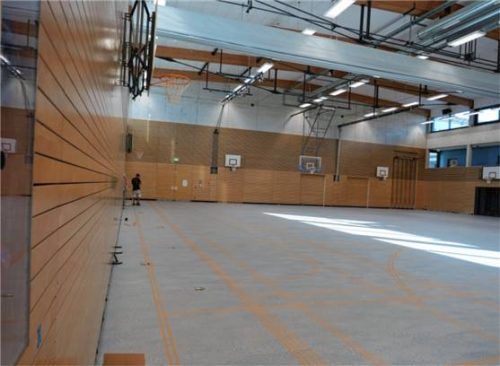 Die Markierungen für die Spielfelder werden momentan in der Halle aufgetragen. Foto Merk