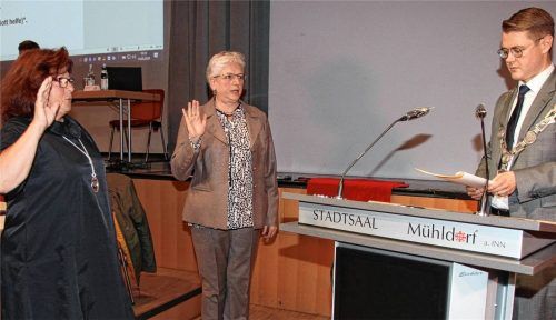 Die neue Spitze der Stadt: Bürgermeister Michael Hetzl nimmt Christa Schmidbauer (links) und Ilse Preisinger-Sontag den Amtseid ab. Foto  Enzinger
