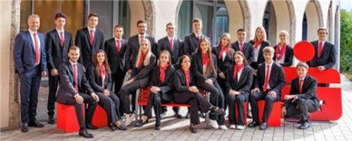 Die neuen Auszubildenden der Sparkasse Rosenheim-Bad Aibling gemeinsam mit dem Ausbildungsteam (hinten rechts) und dem Vorstandsvorsitzenden Karl Göpfert (links).
